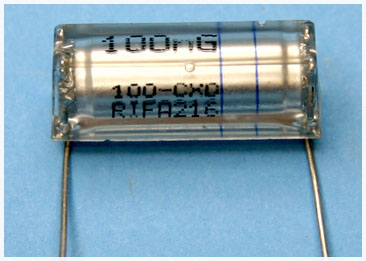Polystyrene capacitor with good DA due to construction